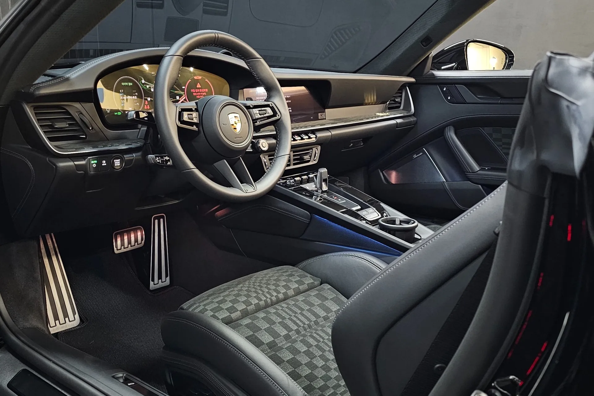 Новый Porsche 911 (992) Carrera GTS Cabriolet 2025 3.0 л 541 л.с Бензин: Полный привод, Чёрный, коробка — Автомат, привезён из Германия, доставка по регионам