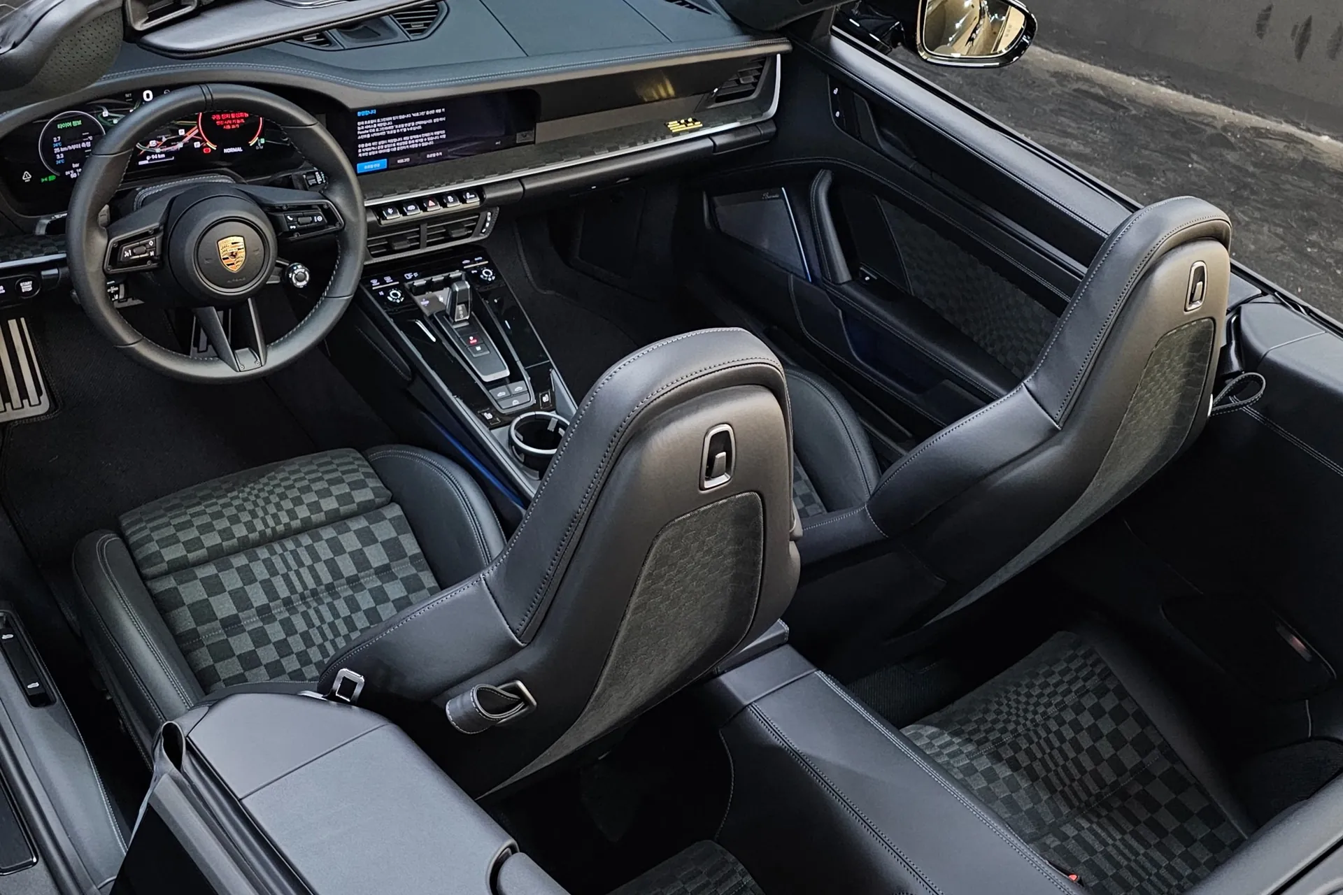 Выбор покупателей — Porsche 911 (992) Carrera GTS Cabriolet 2025 3.0 л 541 л.с Бензин, пробег 50 км, Чёрный, привезён из Германия, доставка по РФ