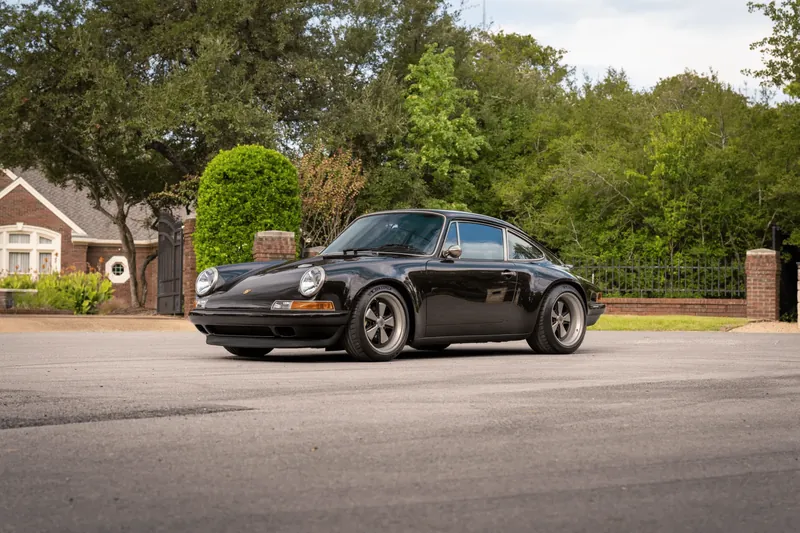 Porsche 911 Carrera 2 Coupe by Singer 1990 4.0 л 390 л.с Бензин, новый авто, Задний привод, Механика, цвет Бордовый, страна-производитель — США 911 Carrera 2 Coupe by Singer - фото 2