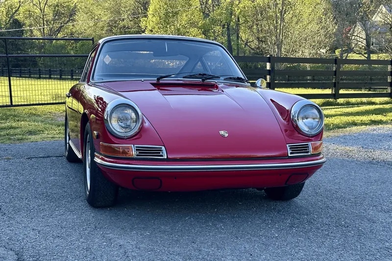 Заказать Porsche 911 Coupe 1968 2.0 л 130 л.с Бензин с пробегом 7 500 км, Механика, Задний привод, цвет Красный, поставка из США, доставка по РФ 911 Coupe - фото 3