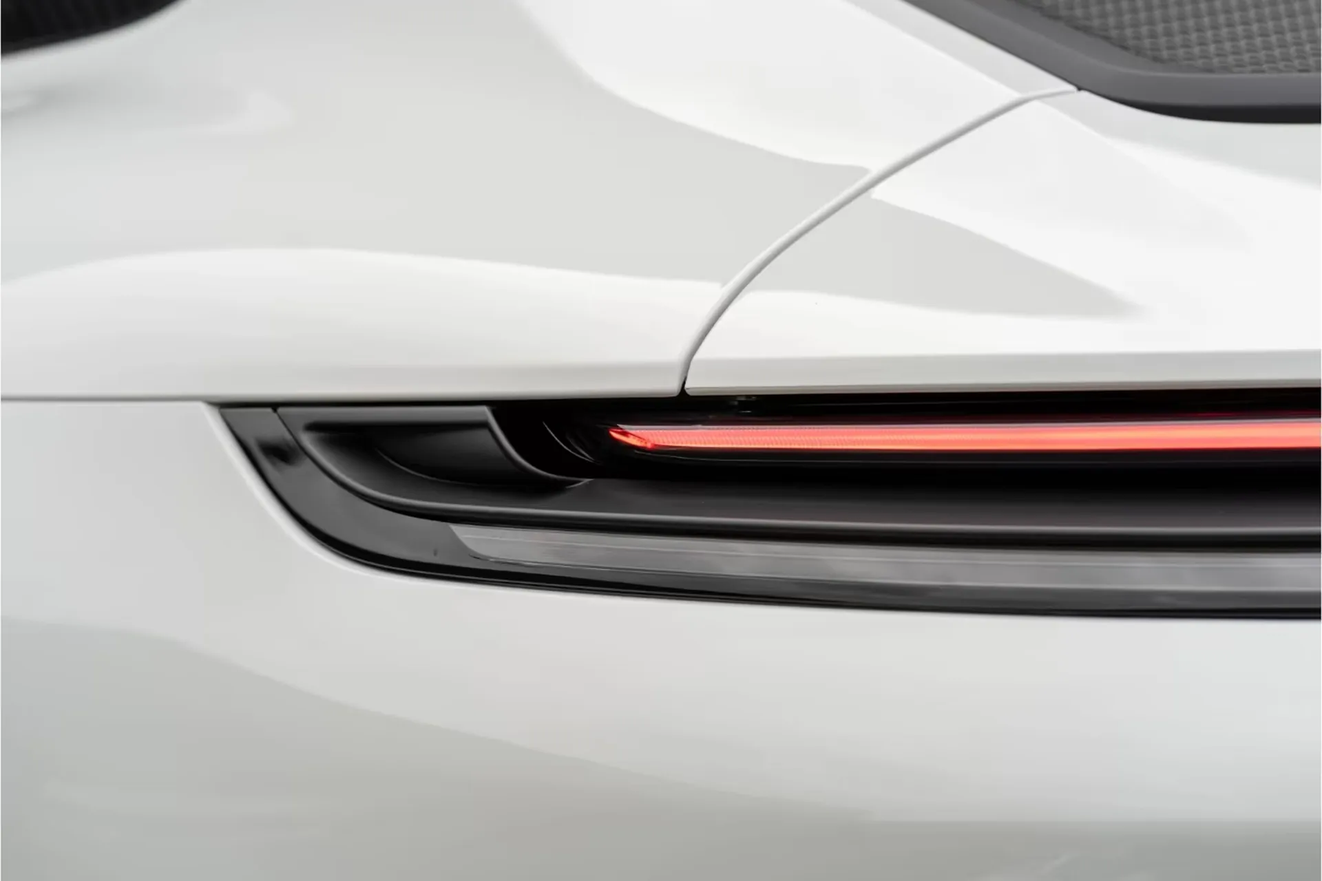 Новый Porsche 911 GT3 Touring (992) 2026 4.0 л 510 л.с Бензин в кузове Белый, коробка — Автомат, привод — Задний привод, страна производства — Германия