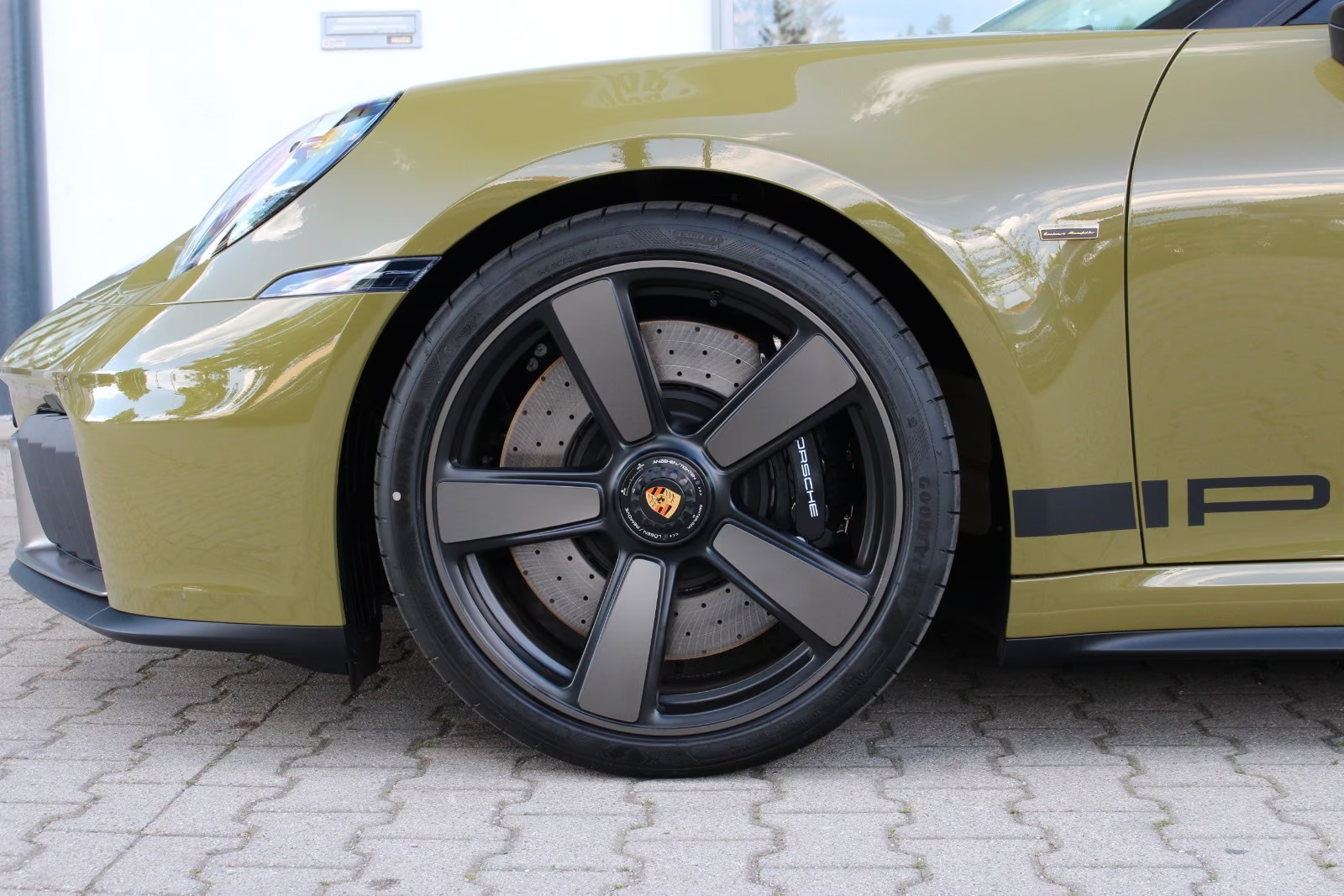 Надёжный Porsche 911 Carrera GTS T-Hybrid Spirit 70 2026 3.6 л 541 л.с Бензин с двигателем 3,6 л, Зелёный, пробег 17 км, Автомат, поставка из Германия, фото 8