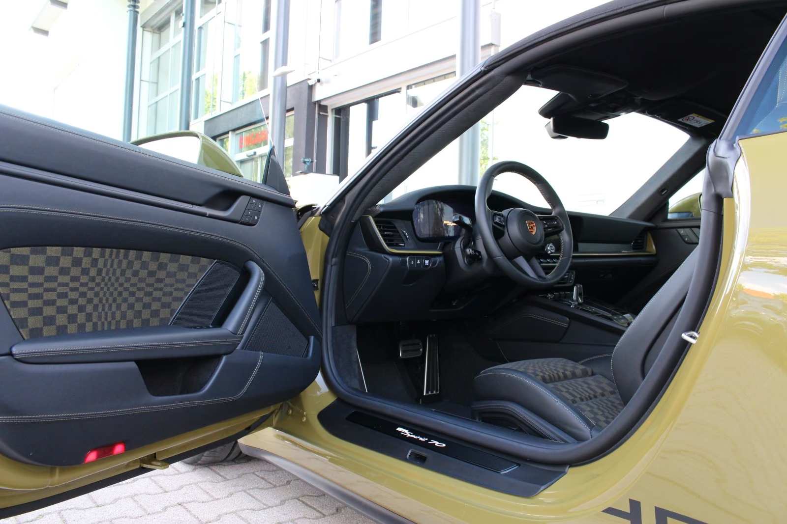 Автомобиль Porsche 911 Carrera GTS T-Hybrid Spirit 70 2026 3.6 л 541 л.с Бензин, Зелёный, пробег 17 км, производство — Германия, доставка по РФ, фото 9
