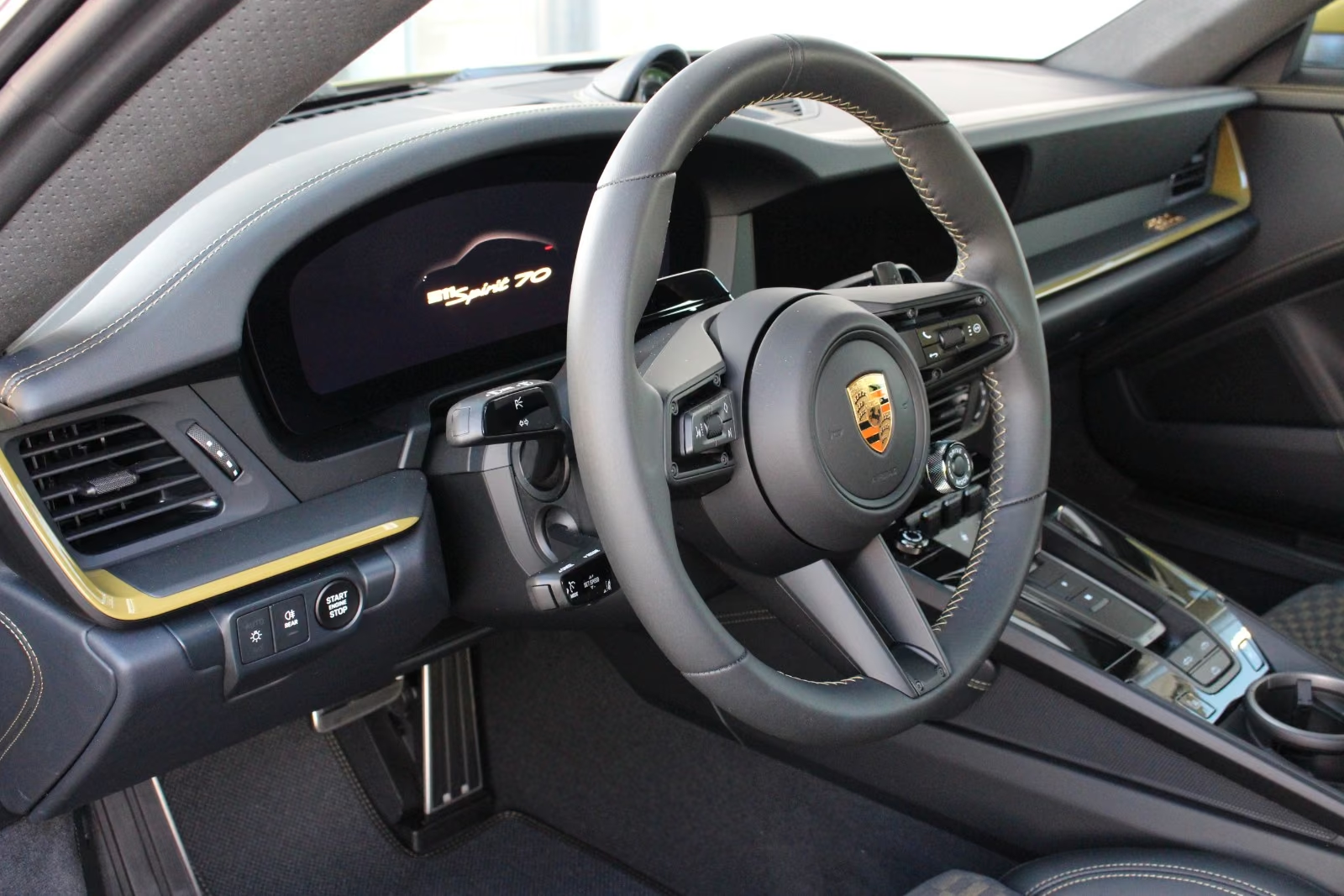 Новый Porsche 911 Carrera GTS T-Hybrid Spirit 70 2026 3.6 л 541 л.с Бензин в кузове Зелёный, коробка — Автомат, привод — Задний привод, страна производства — Германия, фото 12