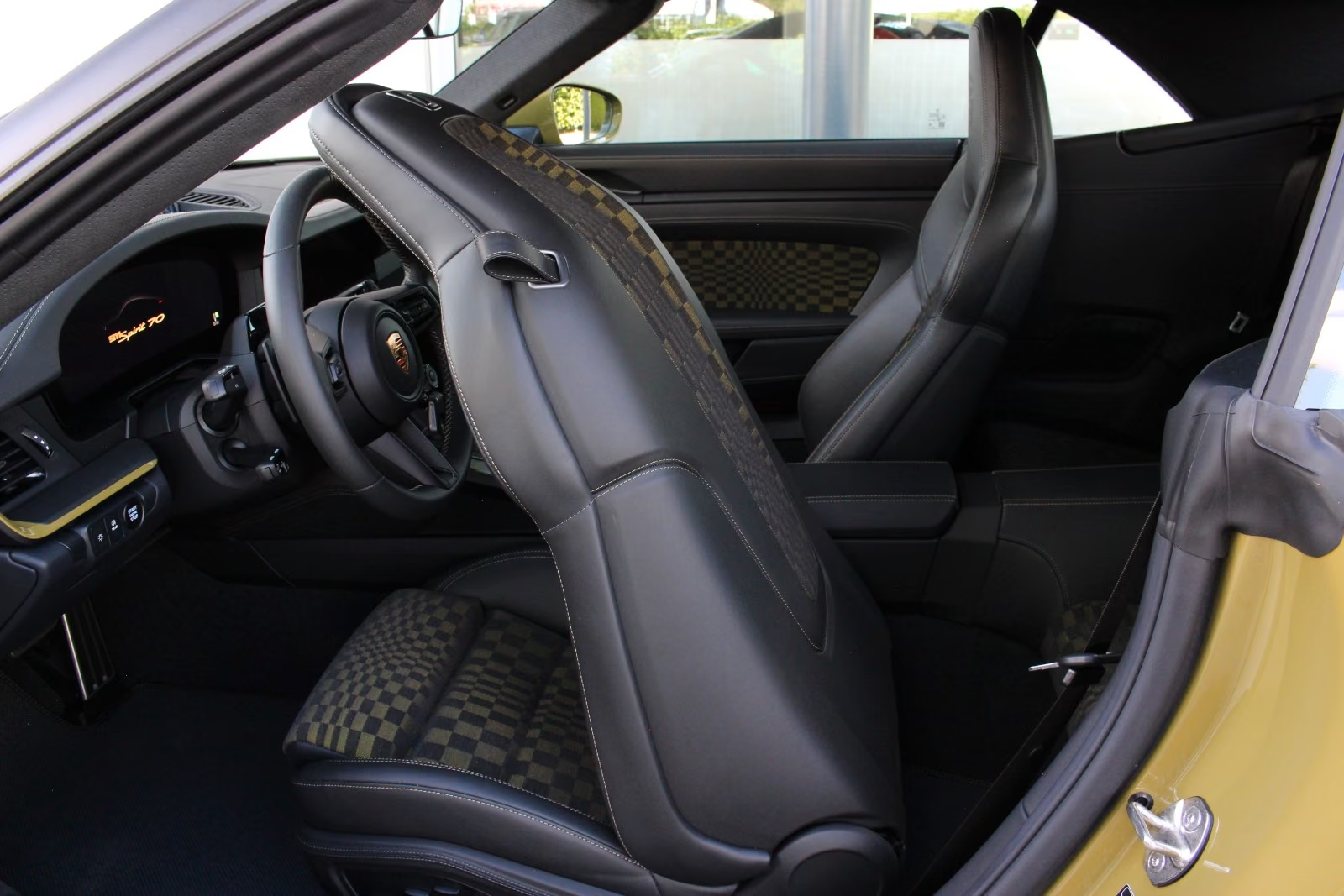 Купить Porsche 911 Carrera GTS T-Hybrid Spirit 70 2026 3.6 л 541 л.с Бензин с минимальным пробегом 17 км, Зелёный, доставим из Германия в любой город РФ, фото 13