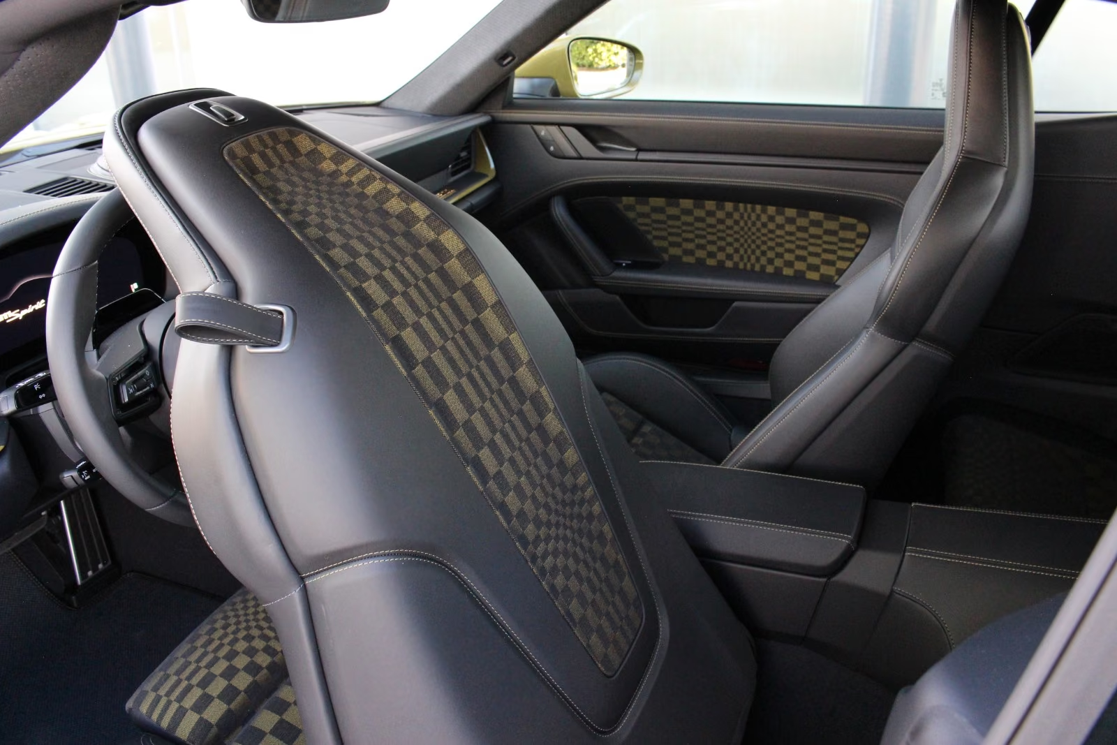 Оформить заказ на Porsche 911 Carrera GTS T-Hybrid Spirit 70 2026 3.6 л 541 л.с Бензин, коробка: Автомат, привод: Задний привод, доставка по России, салон в Москве, фото 14