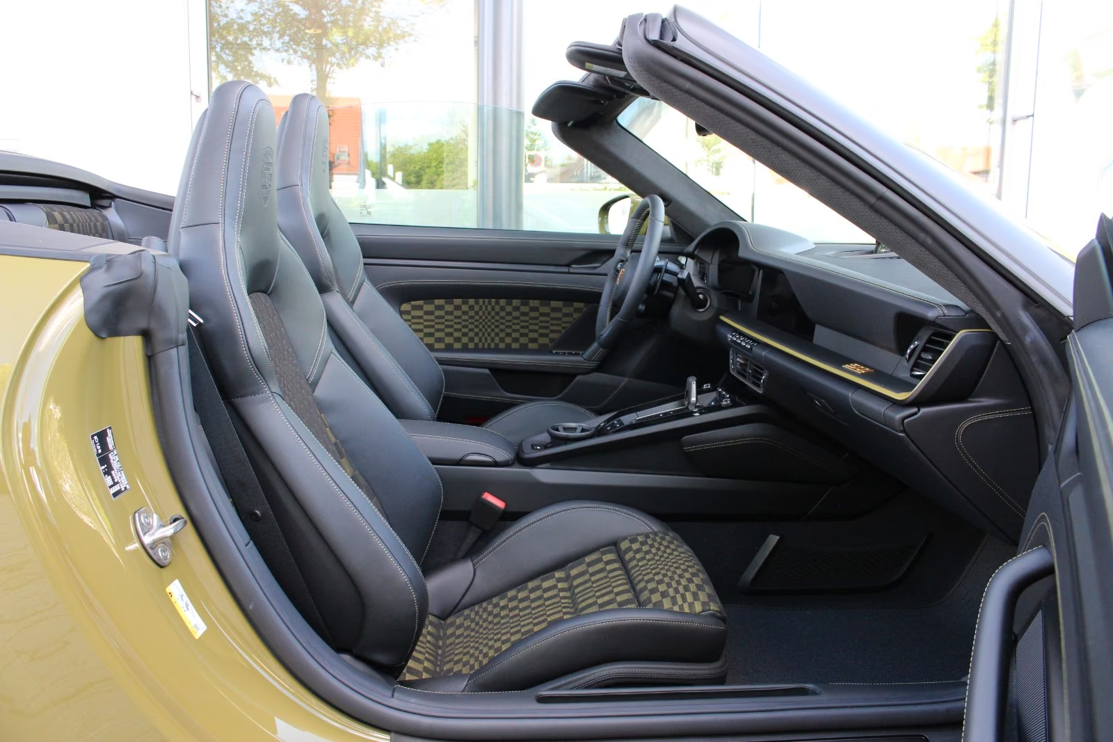 Доставка по РФ: Porsche 911 Carrera GTS T-Hybrid Spirit 70 2026 3.6 л 541 л.с Бензин, Зелёный, пробег 17 км, Задний привод, Автомат, осмотр возможен в Москве, фото 17