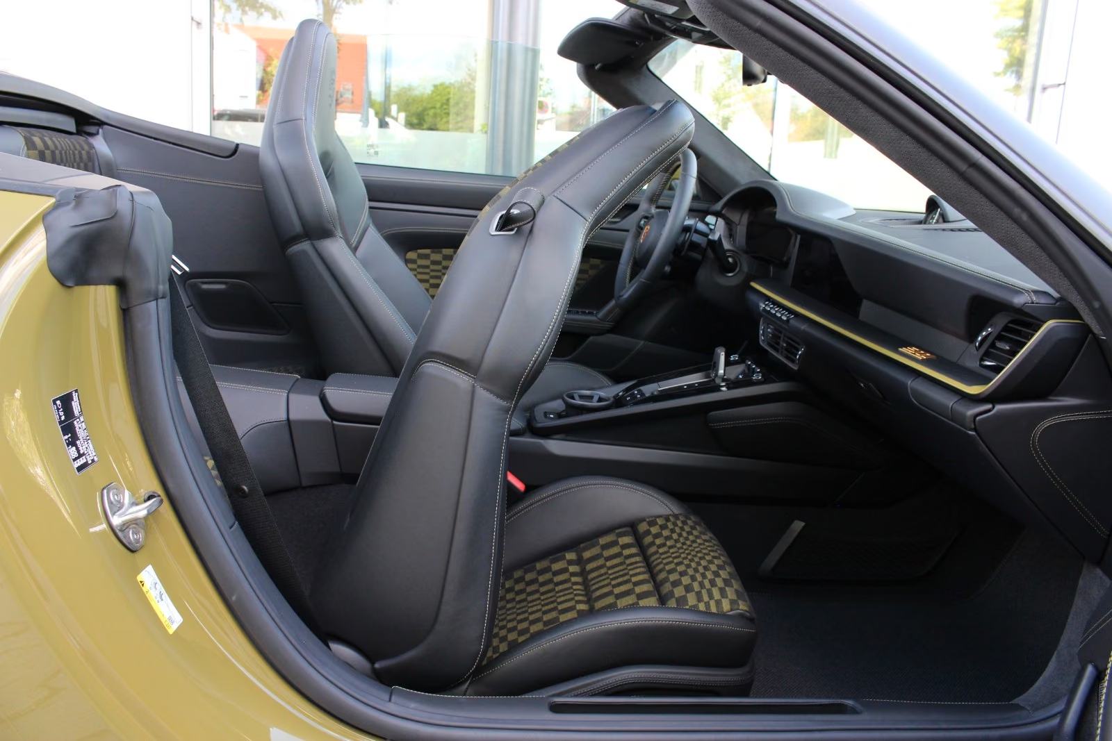 Доступен к заказу Porsche 911 Carrera GTS T-Hybrid Spirit 70 2026 3.6 л 541 л.с Бензин: Зелёный, коробка Автомат, привод Задний привод, осмотр и тест-драйв в Москве, фото 19