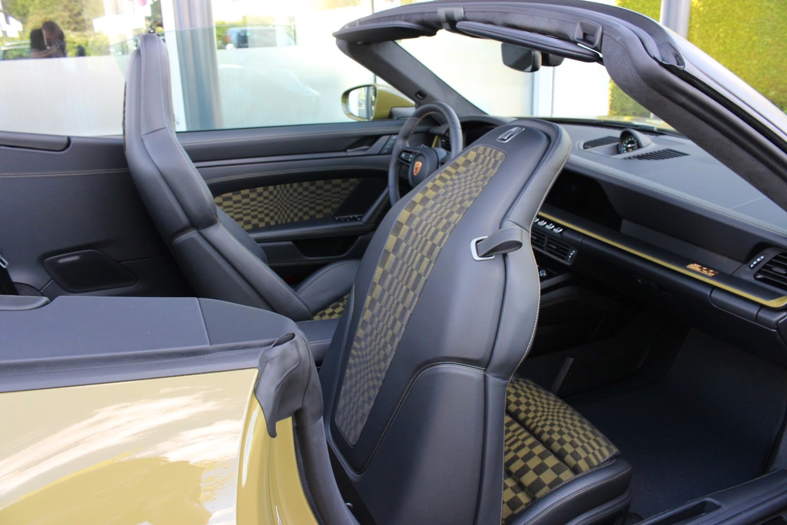 Купить Porsche 911 Carrera GTS T-Hybrid Spirit 70 2026 3.6 л 541 л.с Бензин с доставкой: пробег 17 км, Зелёный, Автомат, Задний привод, поставка из Германия, фото 20