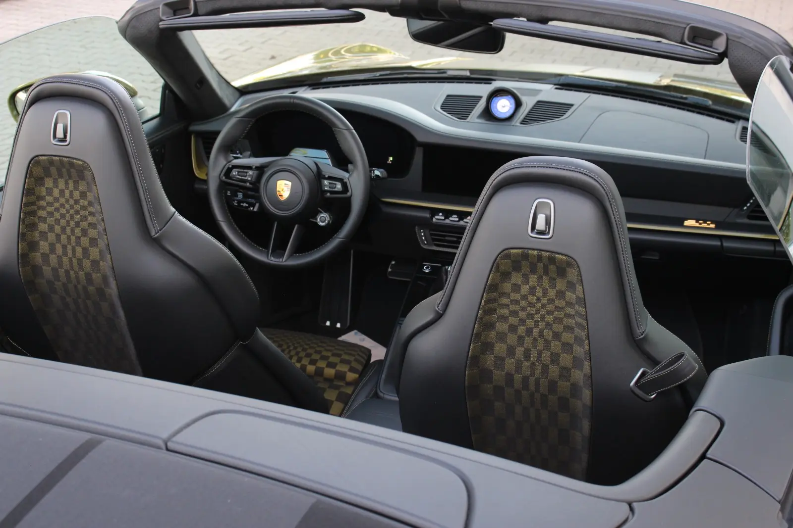 Porsche 911 Carrera GTS T-Hybrid Spirit 70 2026, зелёный, фото 22