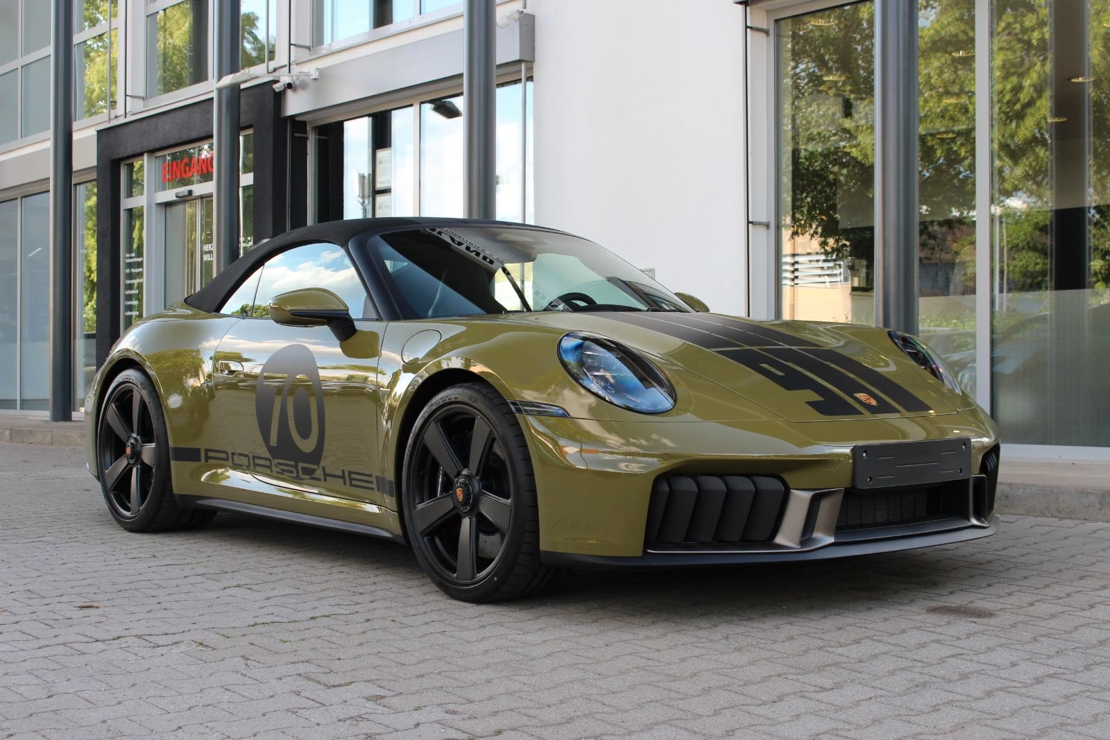 Заказать Porsche 911 Carrera GTS T-Hybrid Spirit 70 2026 3.6 л 541 л.с Бензин с пробегом 17 км, Автомат, Задний привод, цвет Зелёный, поставка из Германия, доставка по РФ, фото 2
