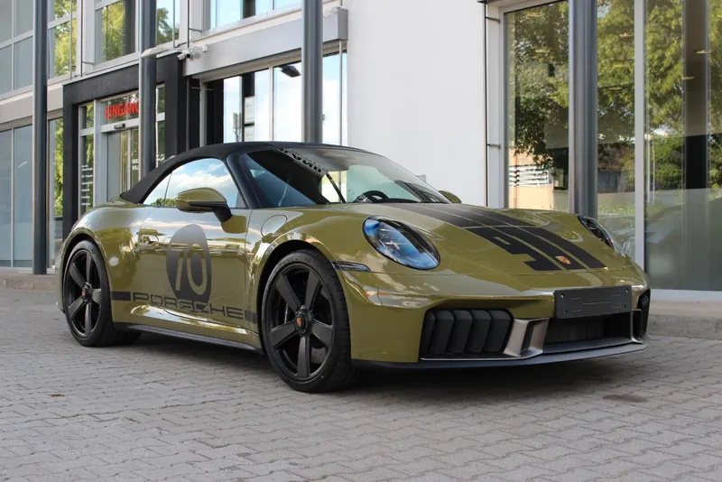 Заказать Porsche 911 Carrera GTS T-Hybrid Spirit 70 2026 3.6 л 541 л.с Бензин с пробегом 17 км, Автомат, Задний привод, цвет Зелёный, поставка из Германия, доставка по РФ 911 Carrera GTS T-Hybrid Spirit 70 - фото 3
