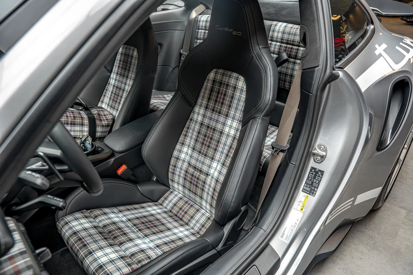 Купить Porsche 992 911 Turbo S 50 Jahre | Heritage | Limitiert 2026 3.7 л 650 л.с Бензин с минимальным пробегом 27 км, Серебристый, доставим из Германия в любой город РФ