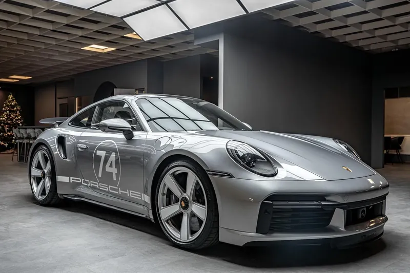 Заказать Porsche 992 911 Turbo S 50 Jahre | Heritage | Limitiert 2026 3.7 л 650 л.с Бензин с пробегом 27 км, Автомат, Полный привод, цвет Серебристый, поставка из Германия, доставка по РФ 911 Turbo S 50 Jahre - фото 3