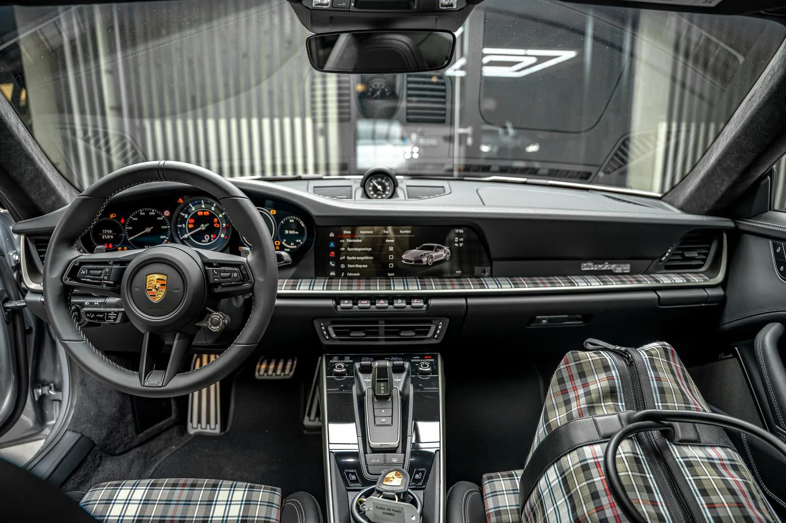 Надёжный Porsche 992 911 Turbo S 50 Jahre | Heritage | Limitiert 2026 3.7 л 650 л.с Бензин с двигателем 3,7 л, Серебристый, пробег 27 км, Автомат, поставка из Германия