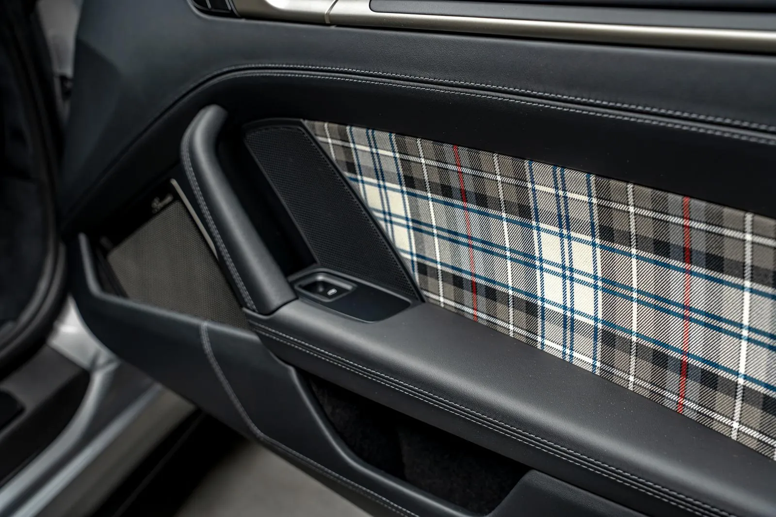 Porsche 992 911 Turbo S 50 Jahre | Heritage | Limitiert 2026 3.7 л 650 л.с Бензин, пробег 27 км, цвет кузова Серебристый, тип трансмиссии Автомат, привод Полный привод, из Германия