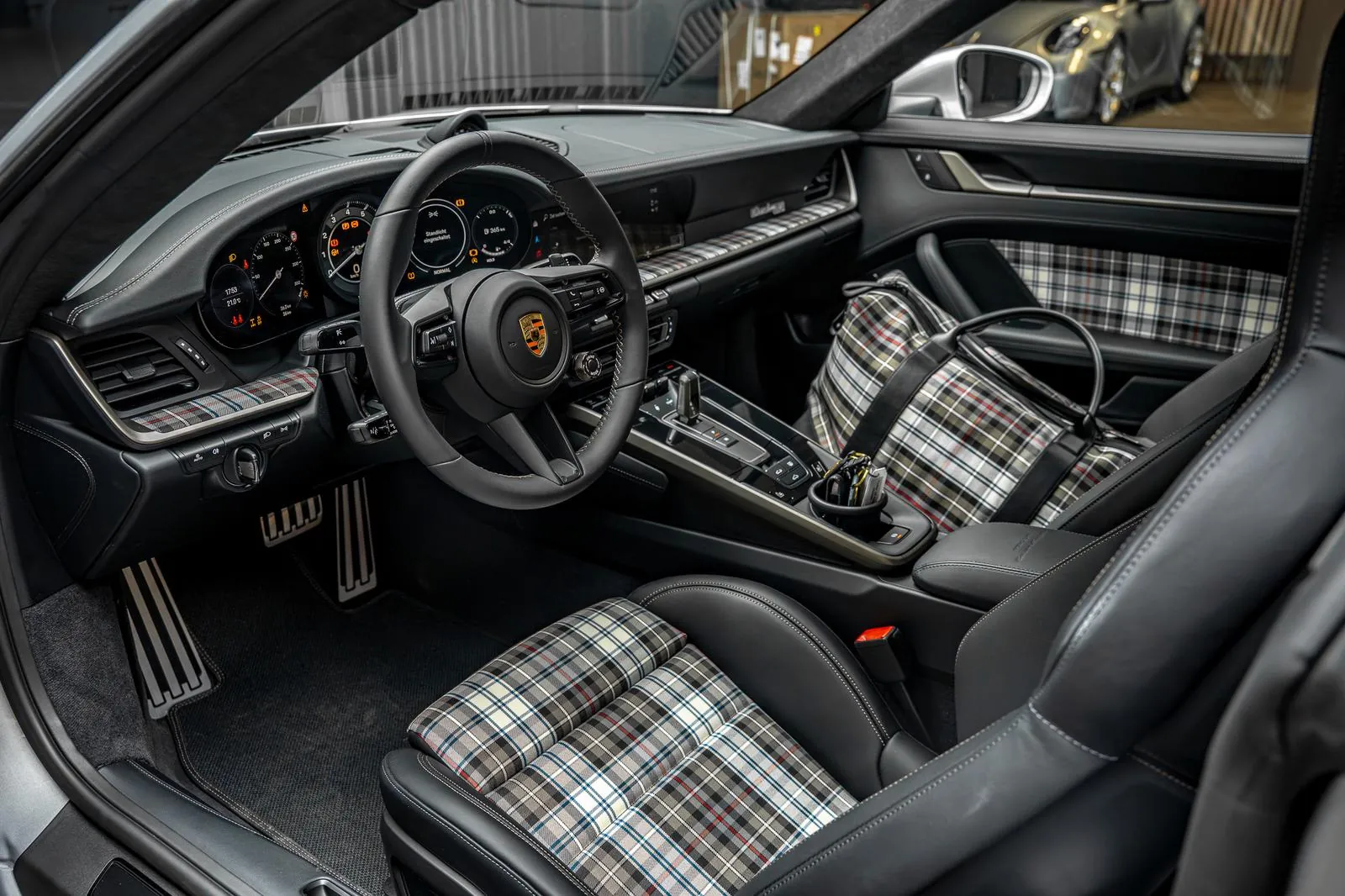 Автомобиль Porsche 992 911 Turbo S 50 Jahre | Heritage | Limitiert 2026 3.7 л 650 л.с Бензин, Серебристый, пробег 27 км, производство — Германия, доставка по РФ