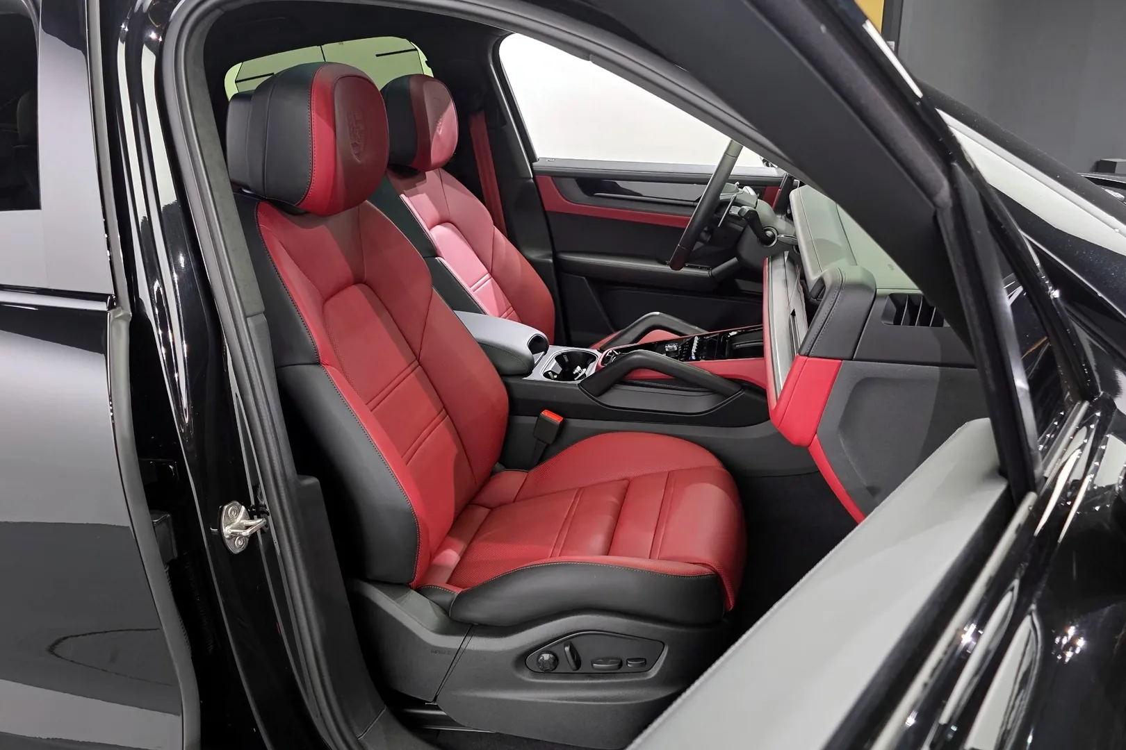 Porsche Cayenne 4.0 GTS Coupe 2025 4.0 л 500 л.с Бензин, коробка Автомат, привод Полный привод, автомобиль из Германия, доставка по России