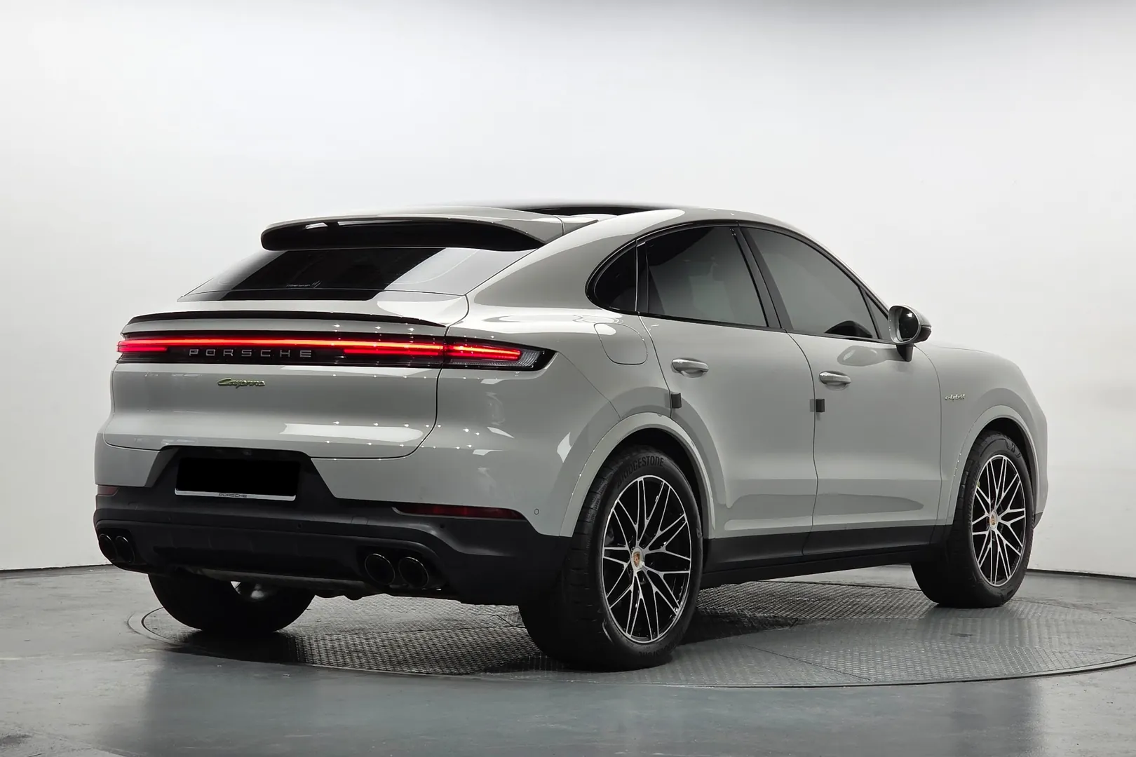 Заказать Porsche Cayenne E-Hybrid Coupe 2025 3.0 л 470 л.с Гибрид с пробегом 5 892 км, Автомат, Полный привод, цвет Серый, поставка из Германия, доставка по РФ