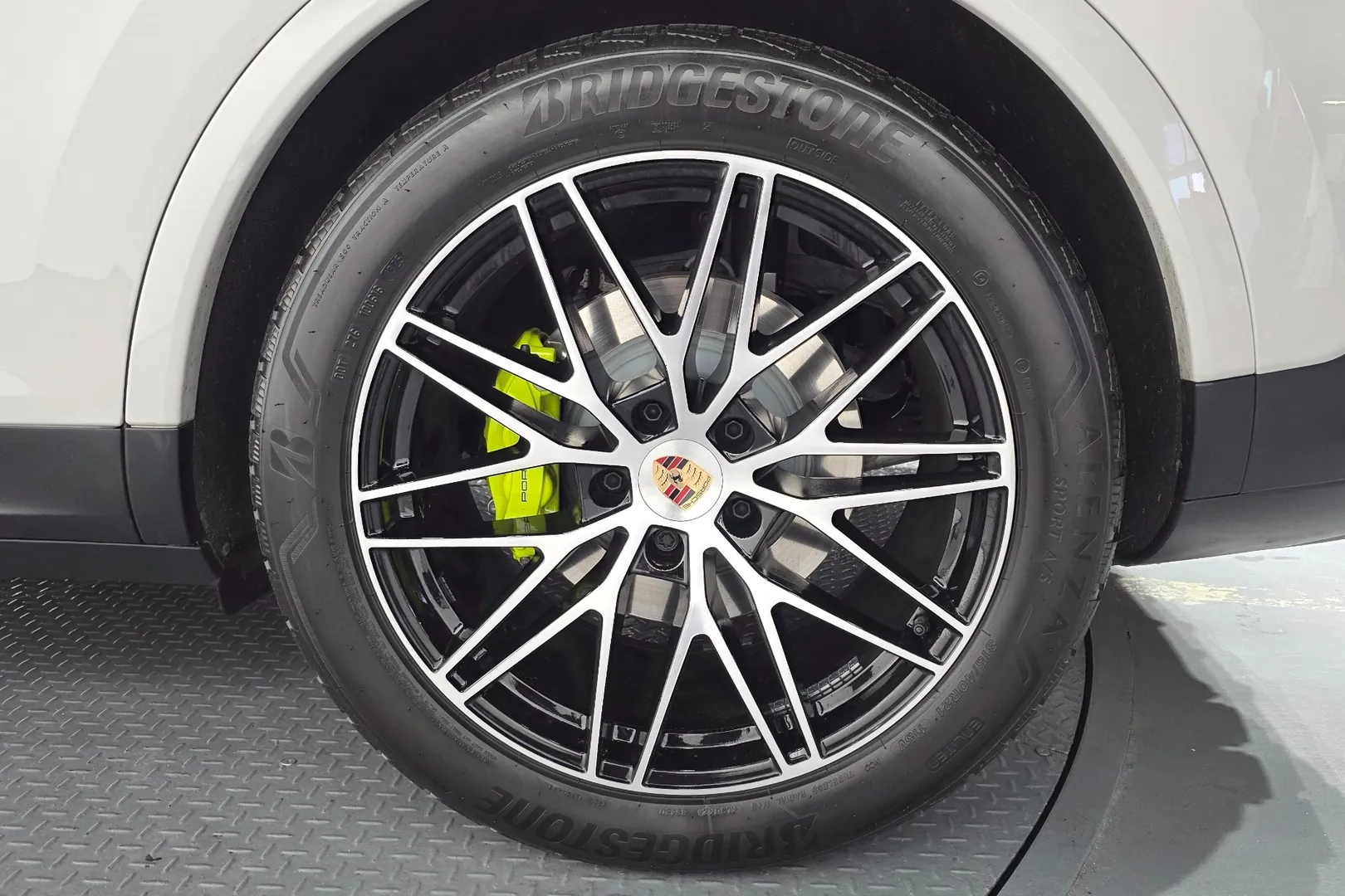 Porsche Cayenne E-Hybrid Coupe 2025 3.0 л 470 л.с Гибрид, пробег 5 892 км, цвет кузова Серый, тип трансмиссии Автомат, привод Полный привод, из Германия