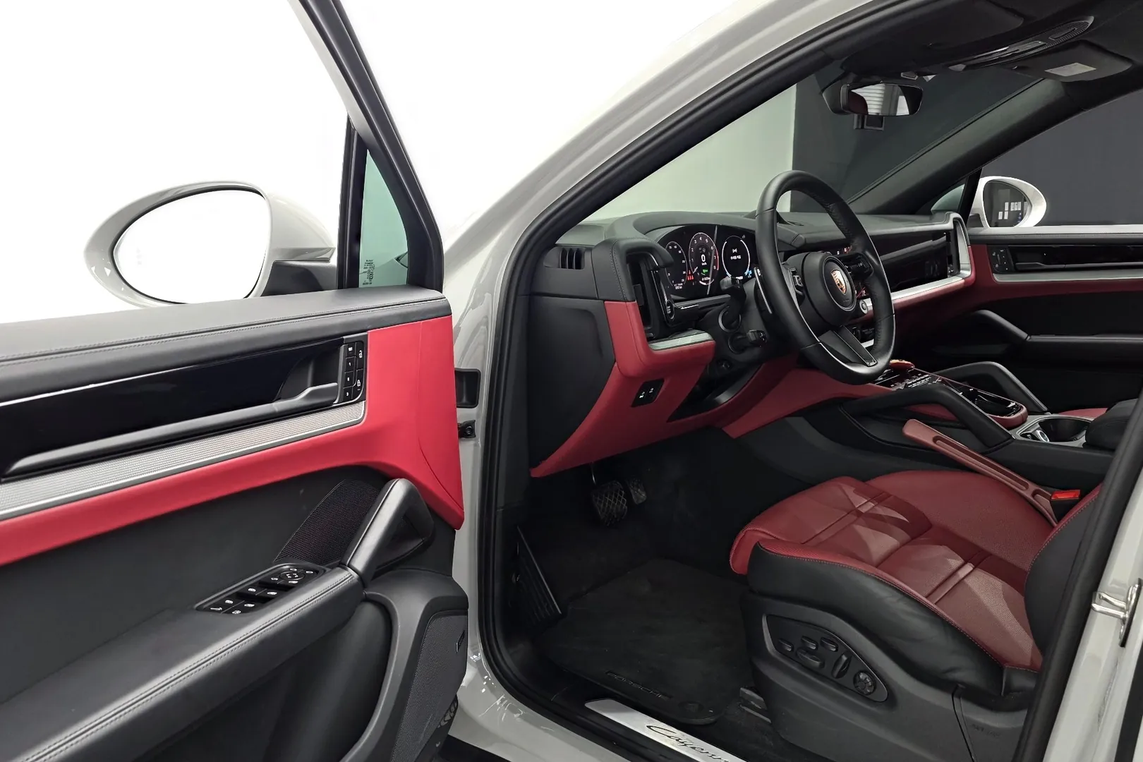 Выбор покупателей — Porsche Cayenne E-Hybrid Coupe 2025 3.0 л 470 л.с Гибрид, пробег 5 892 км, Серый, привезён из Германия, доставка по РФ