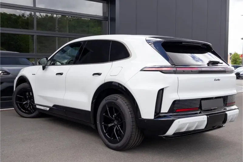 Заказать Porsche Cayenne Electric Turbo 2026 0.0 л 1156 л.с Электричество с пробегом 10 км, Автомат, Полный привод, цвет Белый, поставка из Германия, доставка по РФ Cayenne Electric Turbo - фото 3