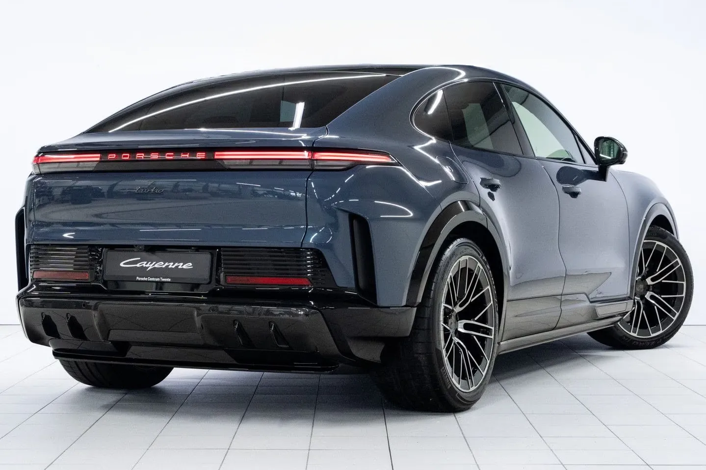 Заказать Porsche Cayenne Electric Turbo 2026 0.0 л 1156 л.с Электричество с пробегом 10 км, Автомат, Полный привод, цвет Синий, поставка из Германия, доставка по РФ Cayenne Electric Turbo - фото 3