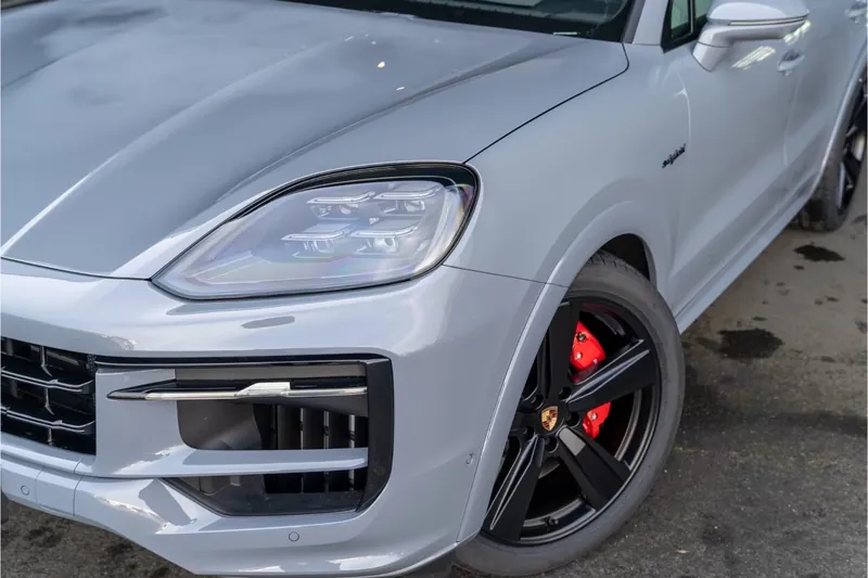 Заказать Porsche Cayenne S E-Hybrid Coupé Black Edition 2026 3.0 л 519 л.с Гибрид с пробегом 10 км, Автомат, Полный привод, цвет Серый, поставка из Германия, доставка по РФ Cayenne Coupe S E-Hybrid Black Edition - фото 3