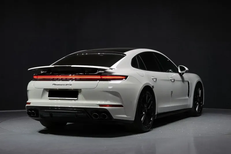Заказать Porsche Panamera 4.0 GTS 2025 4.0 л 500 л.с Бензин с пробегом 12 947 км, Автомат, Полный привод, цвет Белый, поставка из Германия, доставка по РФ Panamera GTS - фото 3