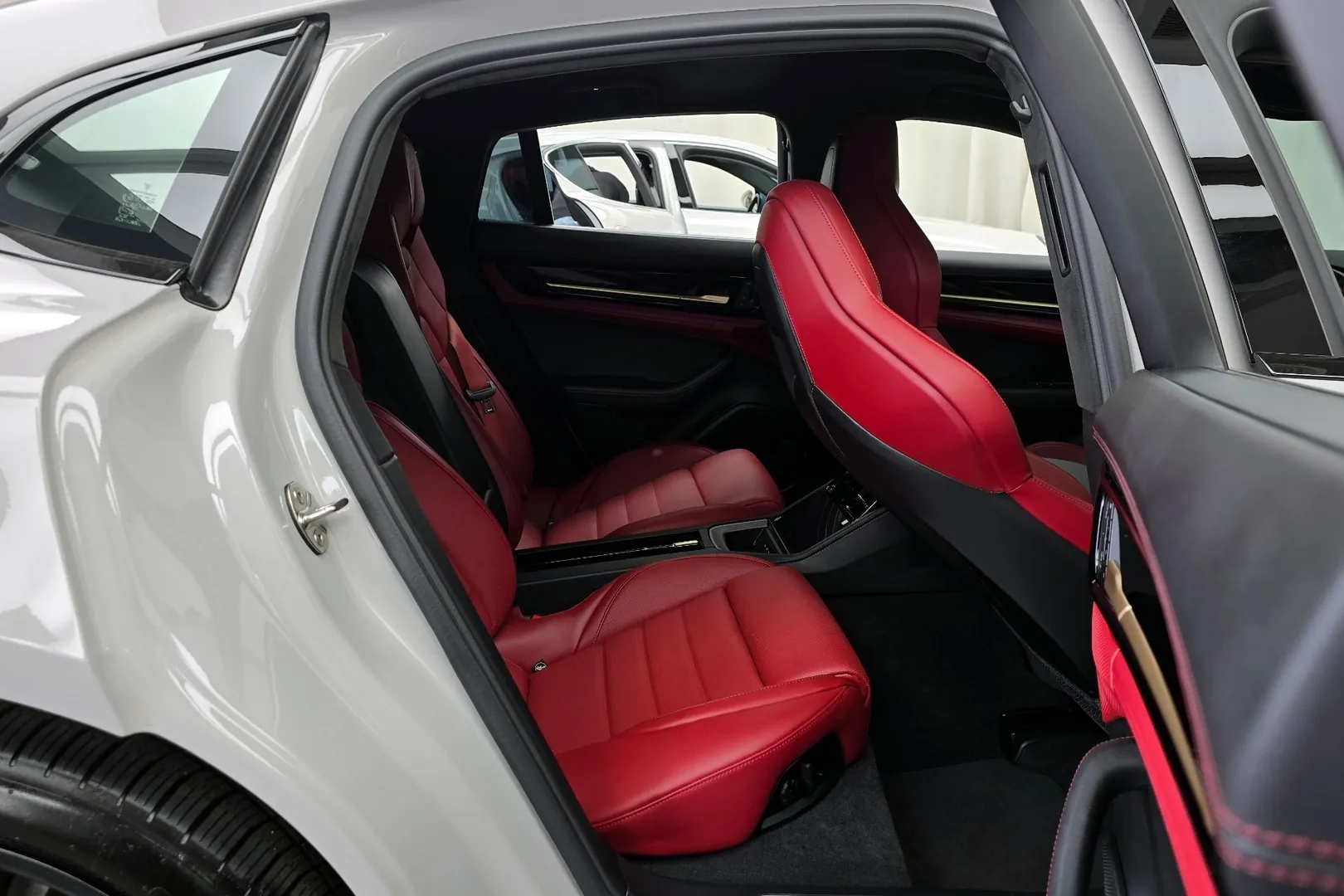 Надёжный Porsche Panamera 4.0 GTS 2025 4.0 л 500 л.с Бензин с двигателем 4,0 л, Белый, пробег 12 947 км, Автомат, поставка из Германия