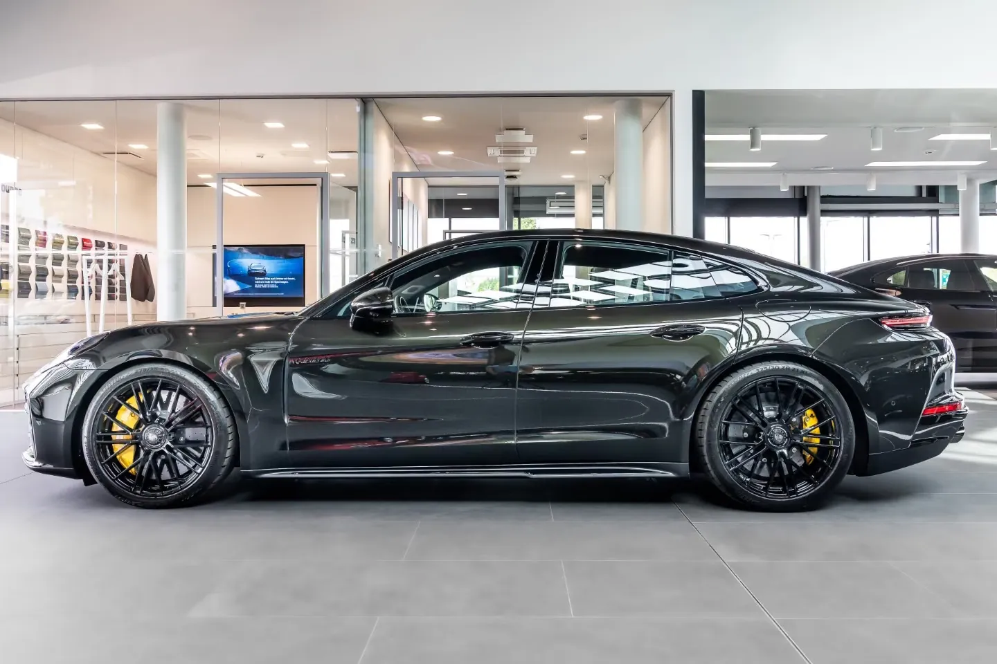 Заказать Porsche Panamera Turbo S E-Hybrid 2026 4.0 л 782 л.с Гибрид с пробегом 10 км, Автомат, Полный привод, цвет Зелёный, поставка из Германия, доставка по РФ Panamera Turbo S E-Hybrid - фото 3