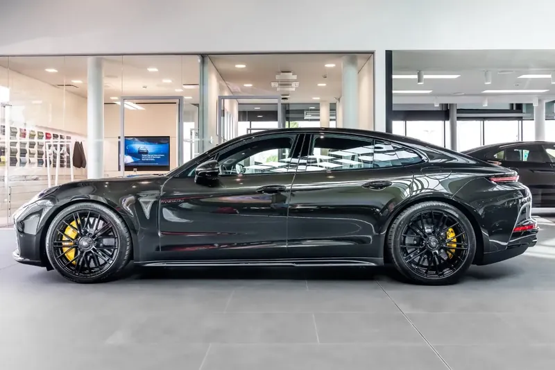 Заказать Porsche Panamera Turbo S E-Hybrid 2026 4.0 л 782 л.с Гибрид с пробегом 10 км, Автомат, Полный привод, цвет Зелёный, поставка из Германия, доставка по РФ Panamera Turbo S E-Hybrid - фото 3