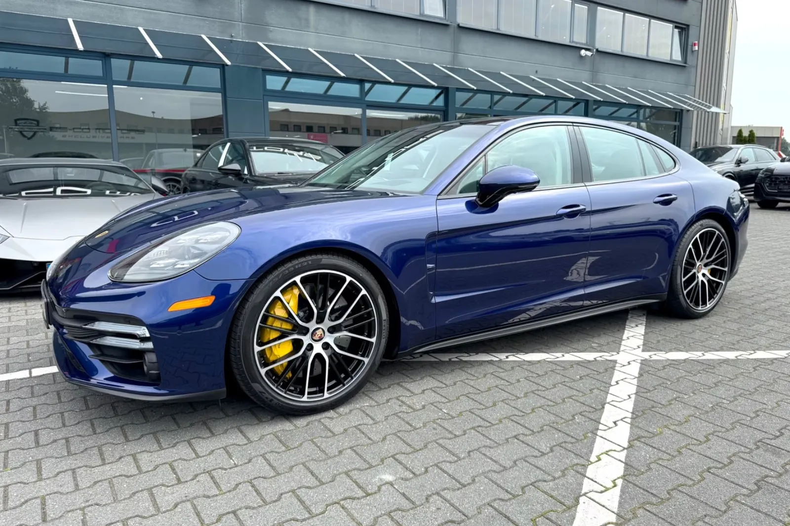Porsche Panamera Turbo S 2026, синий, фото 36