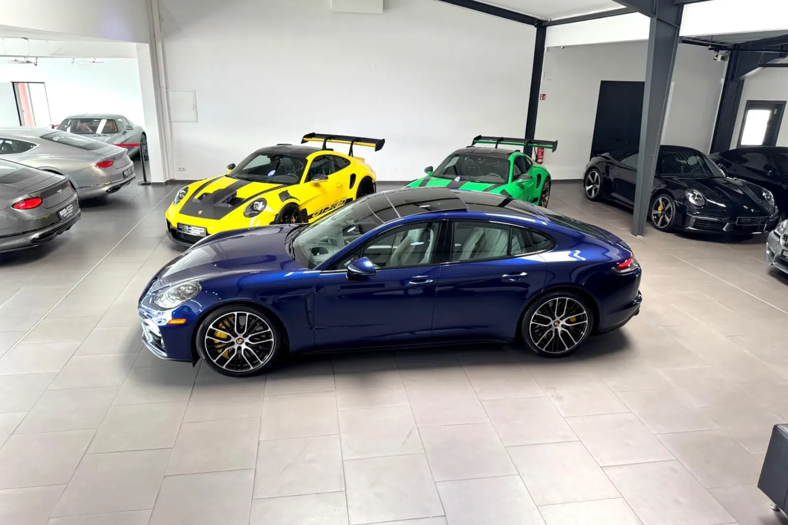 Porsche Panamera Turbo S 2026, синий, фото 37