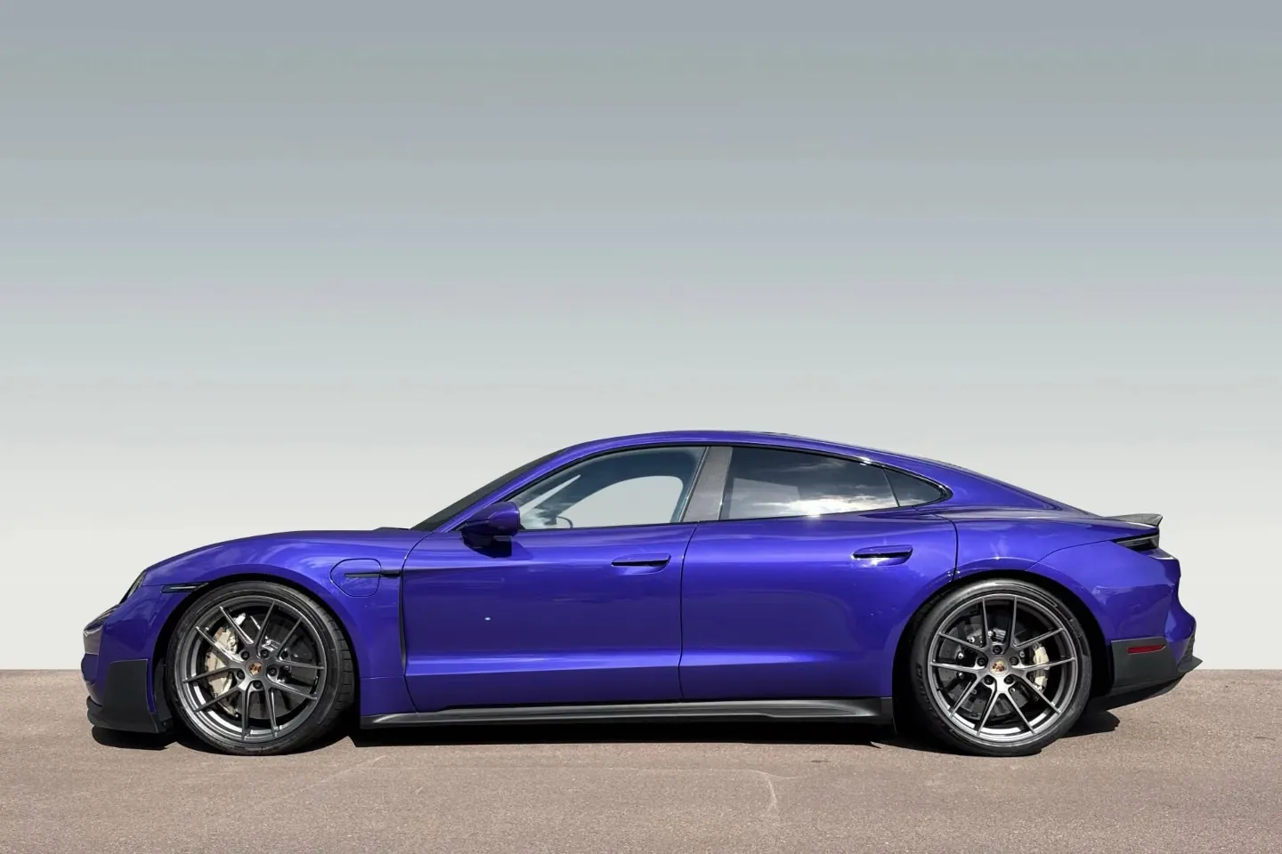 Porsche Taycan Turbo GT 2026 0.0 л 1033 л.с Электричество, новый авто, Полный привод, Автомат, цвет Фиолетовый, страна-производитель — Германия Taycan Turbo GT - фото 2