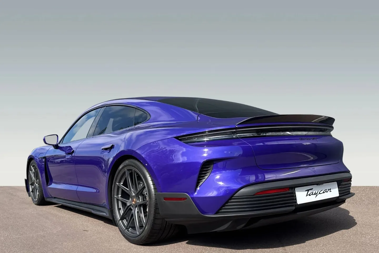 Заказать Porsche Taycan Turbo GT 2026 0.0 л 1033 л.с Электричество с пробегом 10 км, Автомат, Полный привод, цвет Фиолетовый, поставка из Германия, доставка по РФ Taycan Turbo GT - фото 3