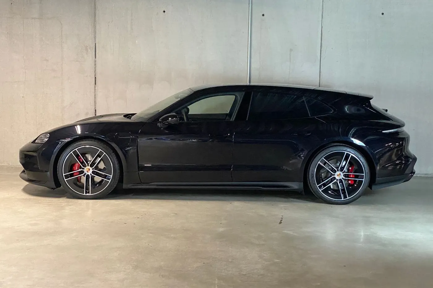 Porsche Taycan 4S Sport Turismo Black Edition 2026 0.0 л 598 л.с Электричество, новый авто, Полный привод, Автомат, цвет Чёрный, страна-производитель — Германия Taycan 4S Sport Turismo Black Edition - фото 2