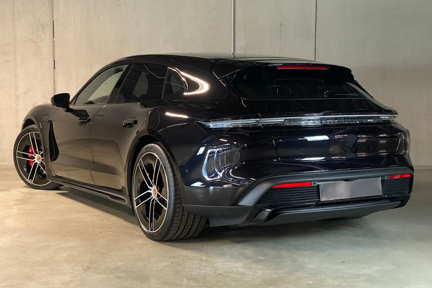 Заказать Porsche Taycan 4S Sport Turismo Black Edition 2026 0.0 л 598 л.с Электричество с пробегом 10 км, Автомат, Полный привод, цвет Чёрный, поставка из Германия, доставка по РФ Taycan 4S Sport Turismo Black Edition - фото 3