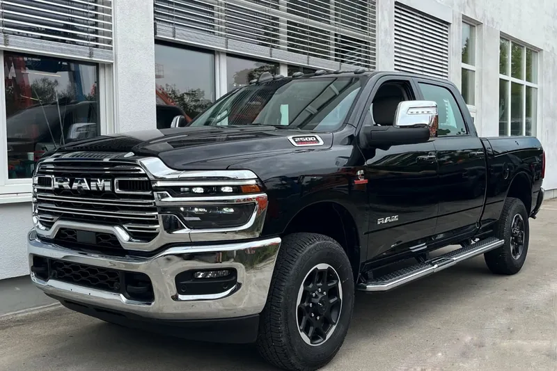 Заказать RAM 1500 TRX RAM 2500 Crew Cab Laramie 2026 6.7 л 426 л.с Дизель с пробегом 50 км, Автомат, Полный привод, цвет Чёрный, поставка из США, доставка по РФ 2500 Crew Cab Laramie - фото 3