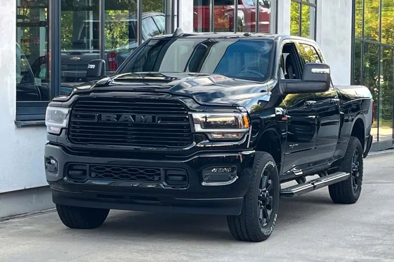 Заказать RAM 1500 TRX RAM 3500 Crew Cab Laramie Night Edition 2026 6.7 л 426 л.с Дизель с пробегом 50 км, Автомат, Полный привод, цвет Чёрный, поставка из США, доставка по РФ 3500 Crew Cab Laramie Night Edition - фото 3
