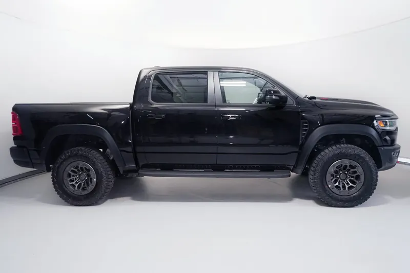 Заказать RAM 1500 TRX Quick Order Package 2027 6.2 л 777 л.с Бензин с пробегом 50 км, Автомат, Полный привод, цвет Чёрный, поставка из США, доставка по РФ 1500 TRX Quick Order Package - фото 3