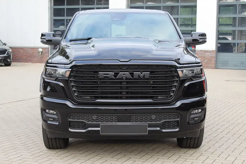 RAM 1500 Laramie Night Edition, Crew Cab 2026 5.7 л 401 л.с Бензин, новый авто, Полный привод, Автомат, цвет Чёрный, страна-производитель — Германия 1500 Laramie Night Edition, Crew Cab - фото 2
