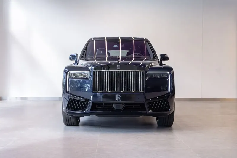 Rolls Royce Cullinan Black Badge 2026 6.7 л 600 л.с Бензин, новый авто, Полный привод, Автомат, цвет Синий, страна-производитель — Германия Cullinan Black Badge - фото 2