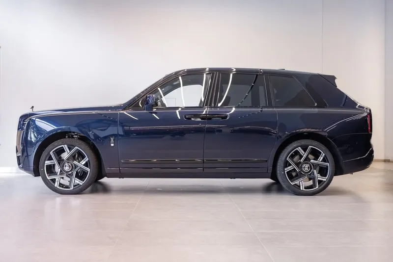 Заказать Rolls Royce Cullinan Black Badge 2026 6.7 л 600 л.с Бензин с пробегом 10 км, Автомат, Полный привод, цвет Синий, поставка из Германия, доставка по РФ Cullinan Black Badge - фото 3