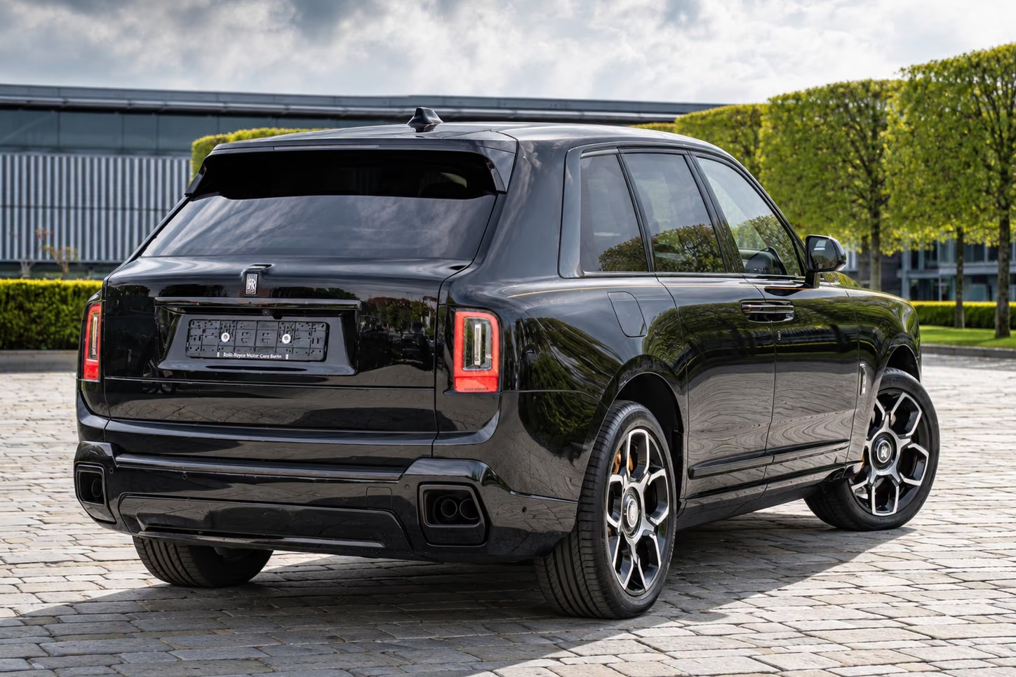 Заказать Rolls Royce Cullinan Black Badge Series II 2026 6.7 л 544 л.с Бензин с пробегом 50 км, Автомат, Полный привод, цвет Чёрный, поставка из Германия, доставка по РФ Cullinan Black Badge Series II - фото 3