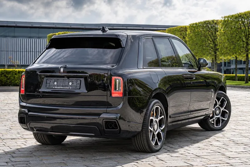 Заказать Rolls Royce Cullinan Black Badge Series II 2026 6.7 л 544 л.с Бензин с пробегом 50 км, Автомат, Полный привод, цвет Чёрный, поставка из Германия, доставка по РФ Cullinan Black Badge Series II - фото 3