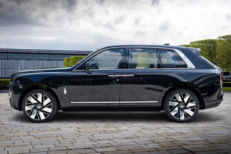 Заказать Rolls Royce Cullinan 2026 6.7 л 571 л.с Бензин с пробегом 50 км, Автомат, Полный привод, цвет Чёрный, поставка из Германия, доставка по РФ Cullinan - фото 3