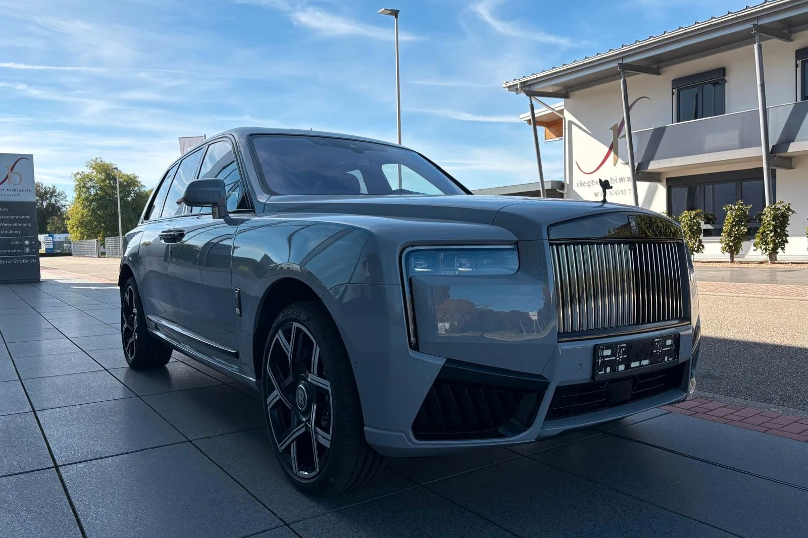 Rolls Royce Cullinan Badge, Series II (TIFFANY) 2026 6.7 л 600 л.с Бензин, новый авто, Полный привод, Автомат, цвет Серый, страна-производитель — Германия Cullinan Badge, Series II (TIFFANY) - фото 2