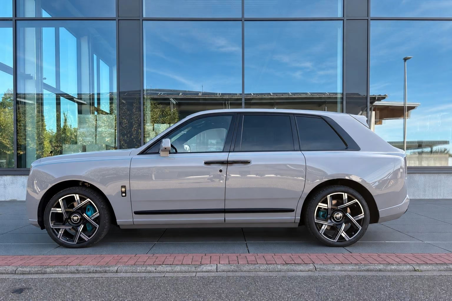 Заказать Rolls Royce Cullinan Badge, Series II (TIFFANY) 2026 6.7 л 600 л.с Бензин с пробегом 200 км, Автомат, Полный привод, цвет Серый, поставка из Германия, доставка по РФ Cullinan Badge, Series II (TIFFANY) - фото 3