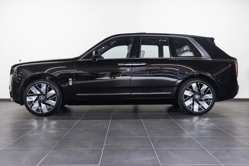 Rolls Royce Cullinan Series II 2026 6.7 л 571 л.с Бензин, новый авто, Полный привод, Автомат, цвет Терракот, страна-производитель — Германия Cullinan Series II - фото 2